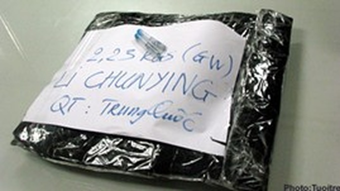 Chinese national detained for drug trafficking in HCM City - 1