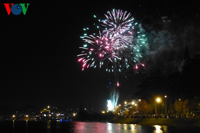 Revellers ring in Lunar New Year across Vietnam - 6