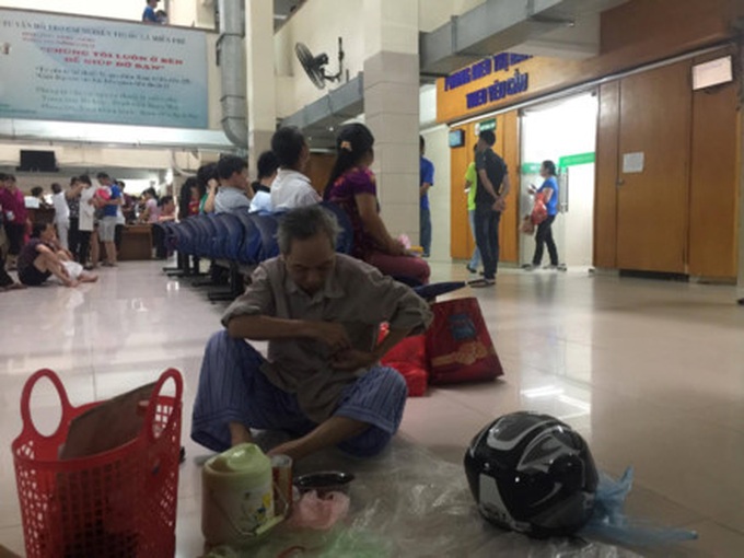 Patients sleep on the floor at overcrowded hospital - 4