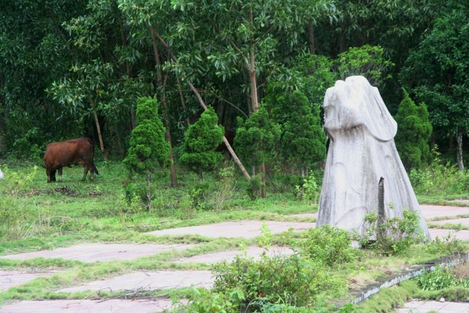 Hue City to relocate abandoned sculptures - 4
