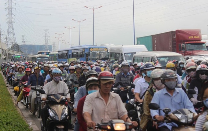 HCM City experiences horrific traffic jam - 2