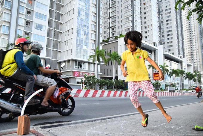 Family lives on a boat on Saigon canal for two decades - 5