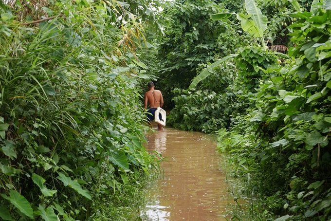 Hanoi river slum in flooding season - 10
