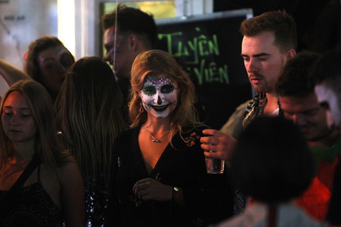 Young people celebrate Halloween - 4