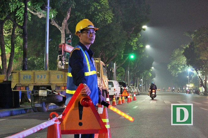 Hundreds of workers dredge Hoan Kiem Lake overnight - 7