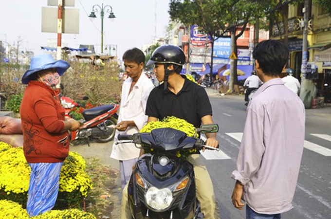 Canals coloured with flowers - 7