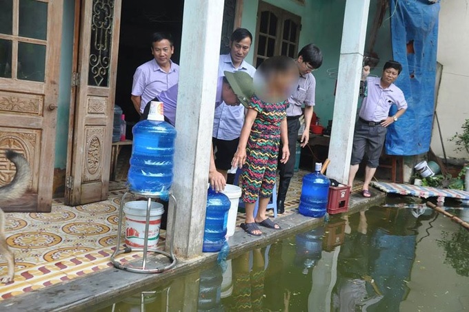 Hanoi takes disease prevention measures in flooded areas - 2 Hanoi takes disease prevention measures in flooded areas - 2