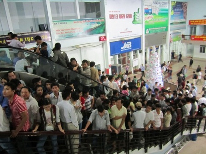 Tet means overnight stays at train stations for many - 11