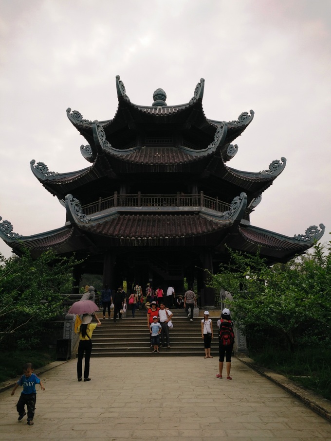 Vietnam’s biggest pagoda a popular draw for tourists - 8