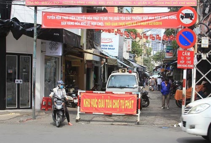 HCM City authorities crack down on makeshift markets - 1