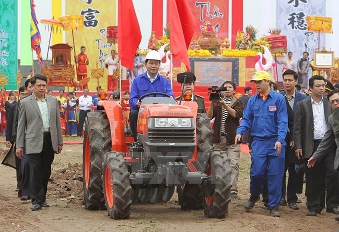 President attends ploughing festival in Ha Nam - 1