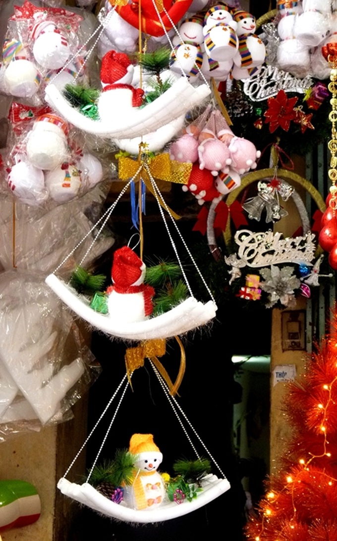 Young Vietnamese embrace Christmas - 15