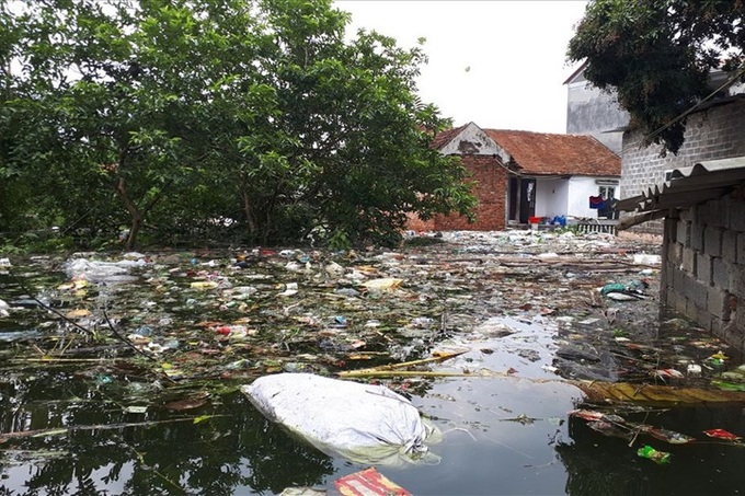 Hanoi takes disease prevention measures in flooded areas - 1 Hanoi takes disease prevention measures in flooded areas - 1