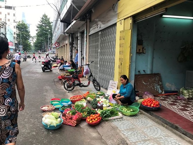 Unofficial markets continue blocking HCM City streets - 2