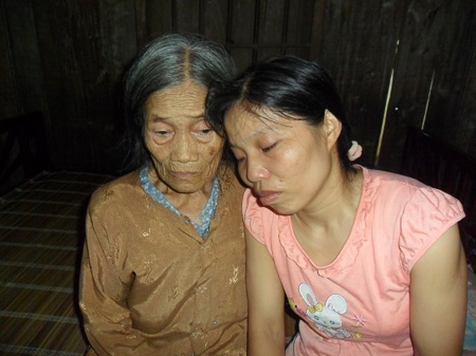 Old woman takes care of children with serious diseases - 2 Old woman takes care of children with serious diseases - 2