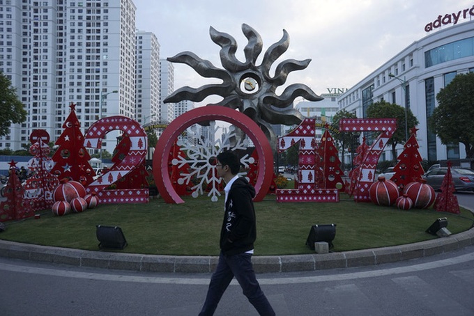 Hanoi streets covered with Christmas cheer - 3