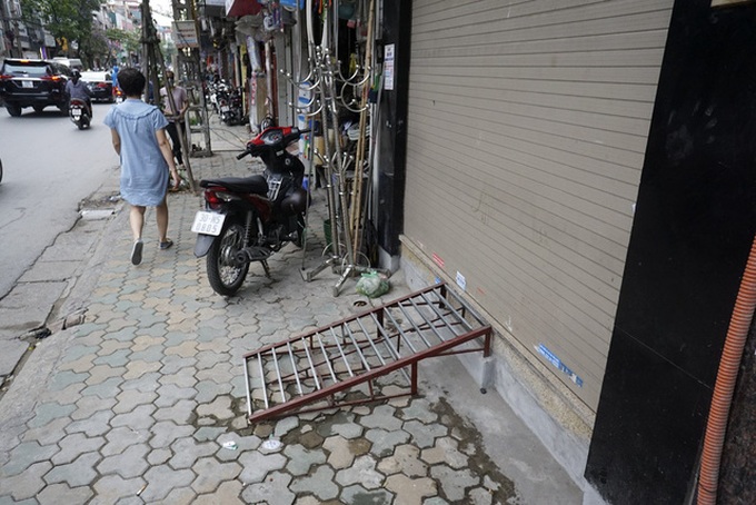 Hanoi’s pavement crack down proves to be failure - 7 Hanoi’s pavement crack down proves to be failure - 7