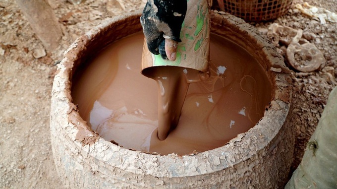 Workers busy to make dog-shaped savings containers - 6