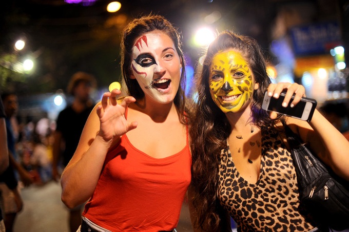 Halloween fest scares, entertains Hanoians - 8