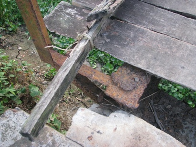 Students, residents of Bac Lieu waste hours avoiding dangerous bridge - 2