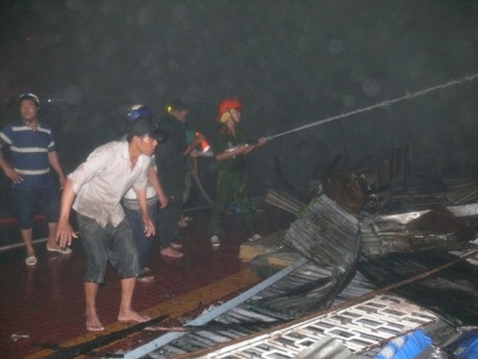 Fire burns down 12 houses in Ca Mau - 3 Fire burns down 12 houses in Ca Mau - 3