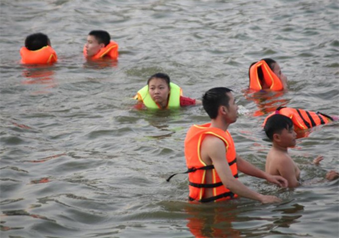 Hot Hanoi flocks to lakes, rivers for escape - 1