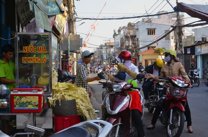 Hot, dry season brings fire to HCM City - 4