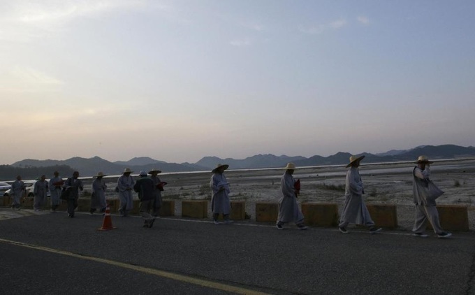 SKorea ferry toll hits 159 as relatives wait - 1