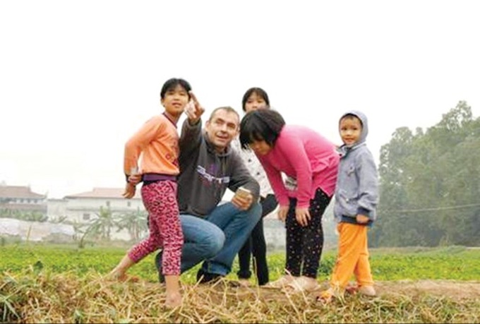 Former French ambassador makes Hanoi documentary - 1