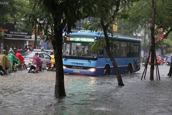 Heavy rain submerges Hanoi streets - 2 Heavy rain submerges Hanoi streets - 2