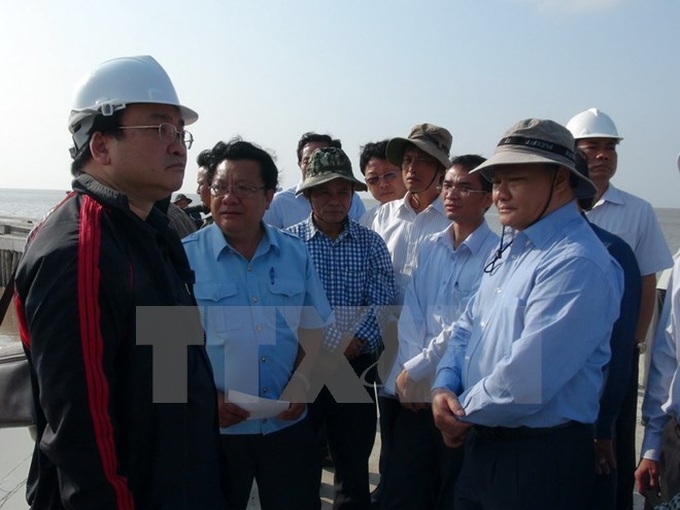 Deputy PM inspects sea dykes in Ca Mau - 1