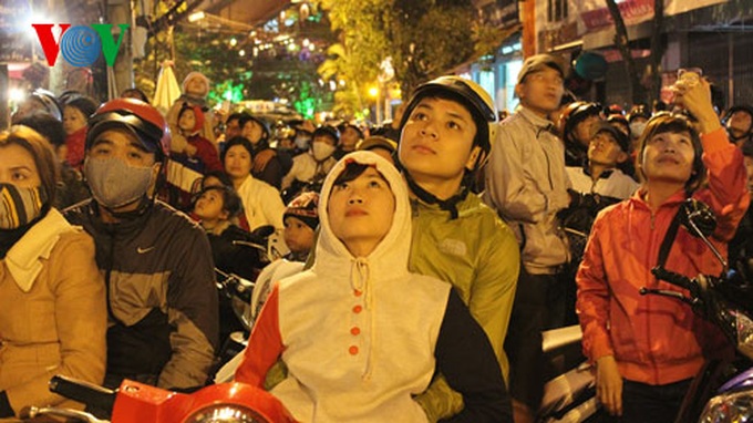Revellers ring in Lunar New Year across Vietnam - 7