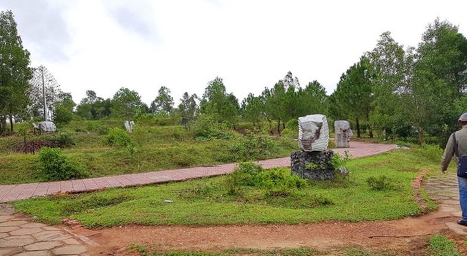 Hue City to relocate abandoned sculptures - 5