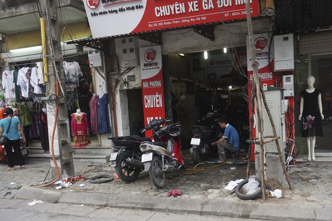 Hanoi’s pavement crack down proves to be failure - 9 Hanoi’s pavement crack down proves to be failure - 9