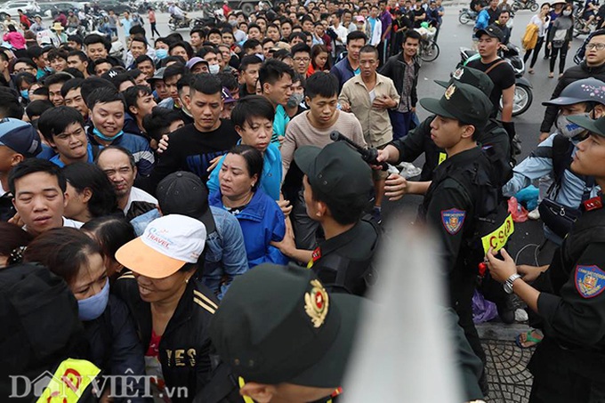 Fans scramble for Vietnam-Malaysia match tickets - 7 Fans scramble for Vietnam-Malaysia match tickets - 7