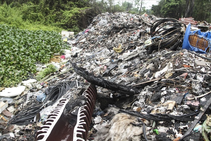 Hanoians threatened by burning rubbish tip - 9 Hanoians threatened by burning rubbish tip - 9