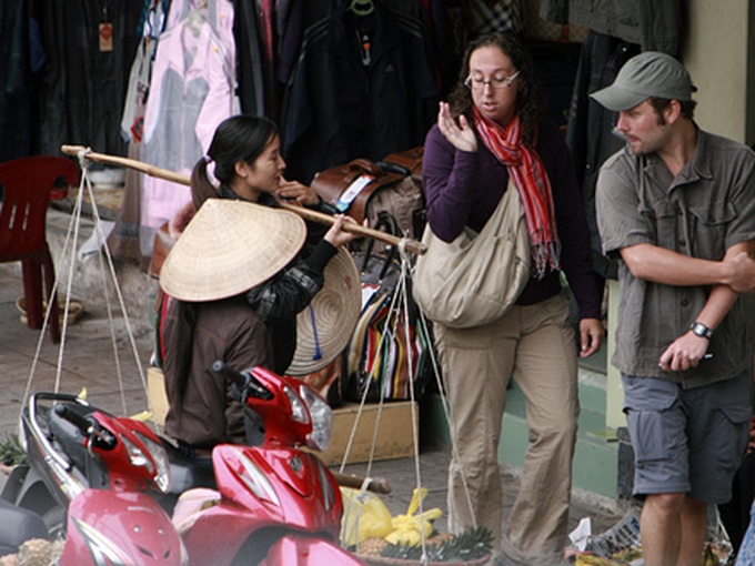 Foreign visitors pestered by Hanoi street vendors - 1