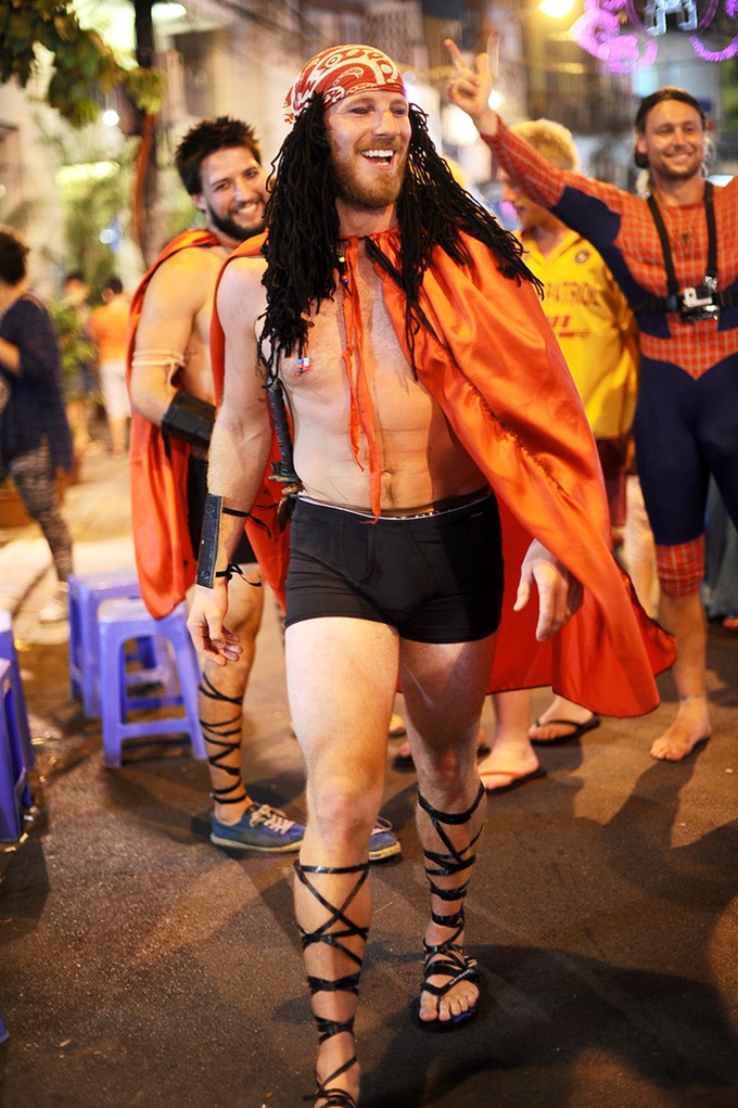 Halloween fest scares, entertains Hanoians - 11