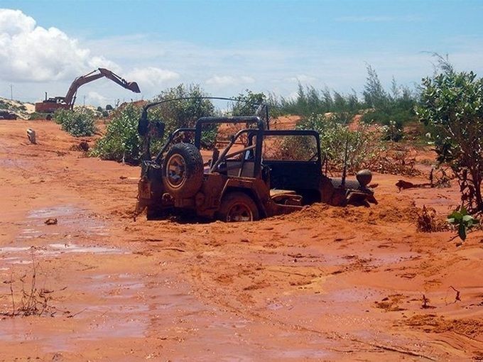 Deputy PM orders inspection into titanium mining in Bình Thuận - 1