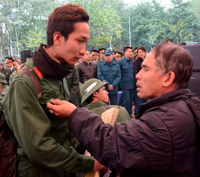 Thousands of young Hanoian men join the army - 11
