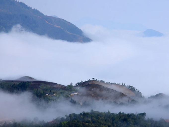Cloudy Sapa attracts visitors - 9