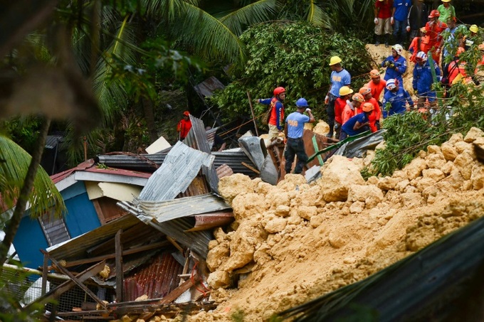 Rescuers dig for survivors in new Philippine landslide - 1