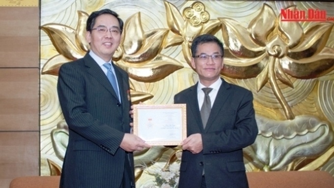 Friendship medal conferred on Chinese ambassador to Vietnam - 1