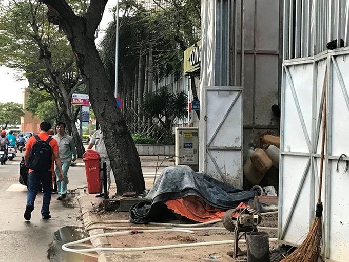 Unofficial markets continue blocking HCM City streets - 5
