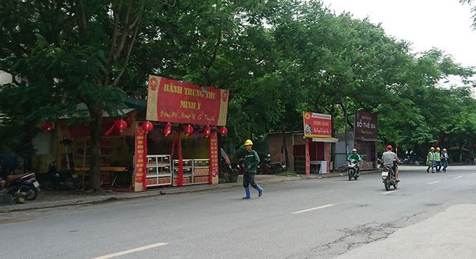 Mooncake stalls blatantly encroach on Hanoi pavements - 1