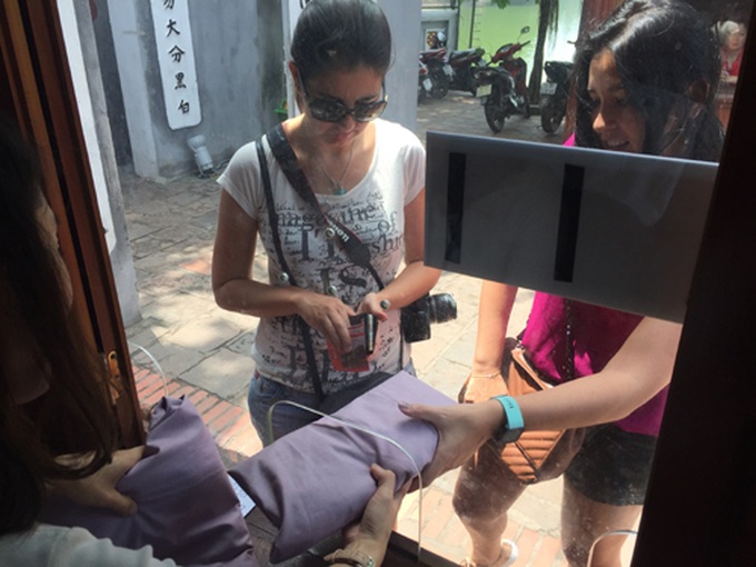 Hanoi’s famous temple applies dress code to visitors - 1