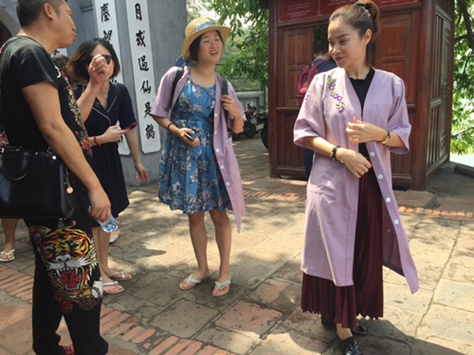 Hanoi’s famous temple applies dress code to visitors - 2