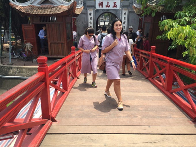 Hanoi’s famous temple applies dress code to visitors - 3