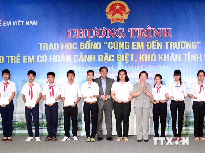 Vice President presents scholarships to Ninh Thuan students - 1