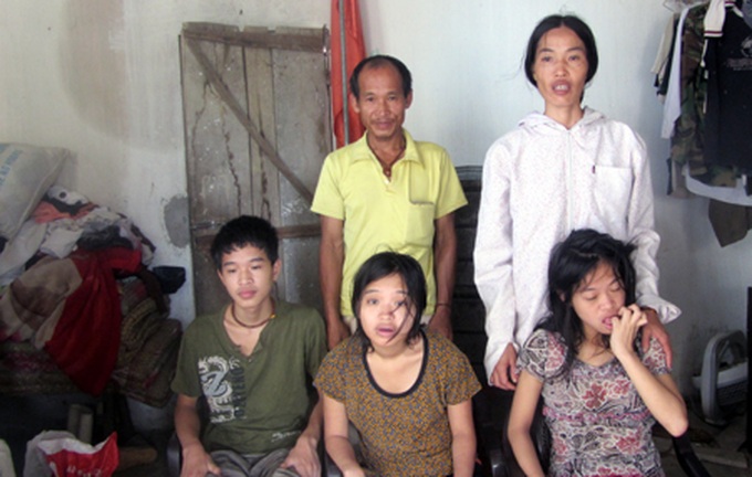 Poor couple with mentally disabled children seeking community help - 1